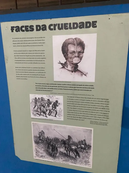 Painel Faces da Crueldade, com gravuras históricas