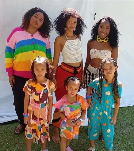 Crianças e jovens modelos com roupas coloridas na Expofavela