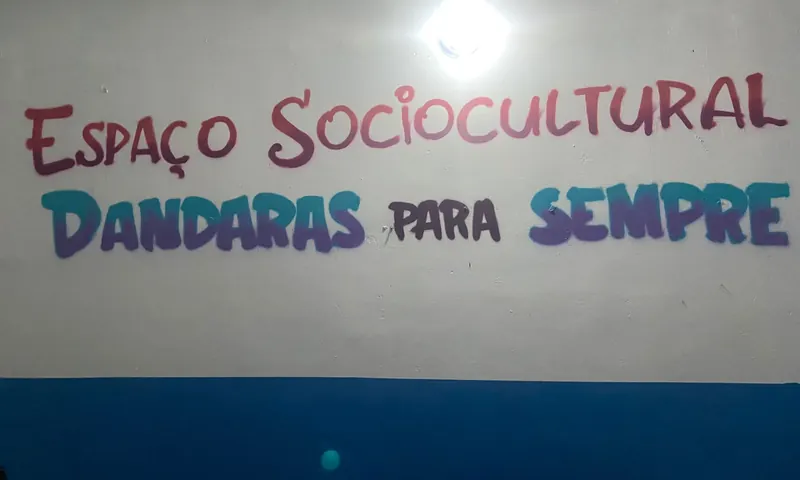 Parede pintada à mão com o letreiro Espaço Sociocultural Dandaras para Sempre