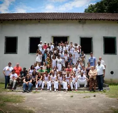 Grande grupo reunido em frente ao casarão histórico da Fazenda Engenho Novo