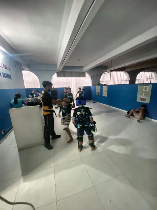Treino em dupla no salão de paredes azuis